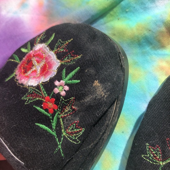Embroidered Floral Ballet Flats - Picture 2 of 4